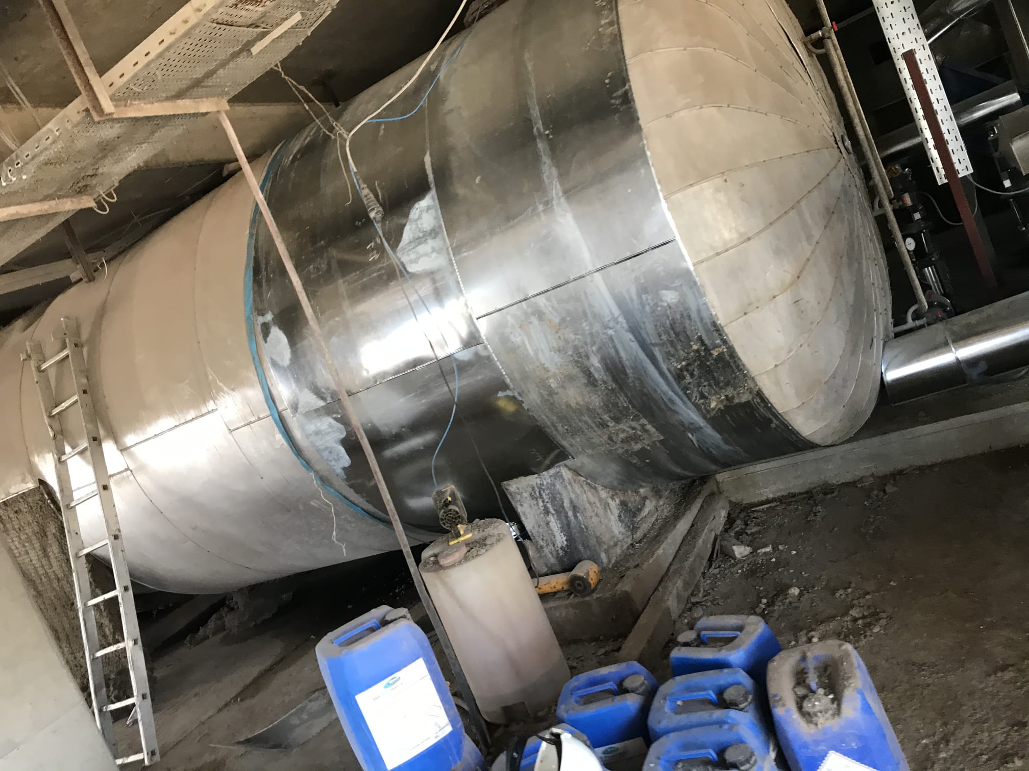 Sac kaplı büyük endüstriyel tank
